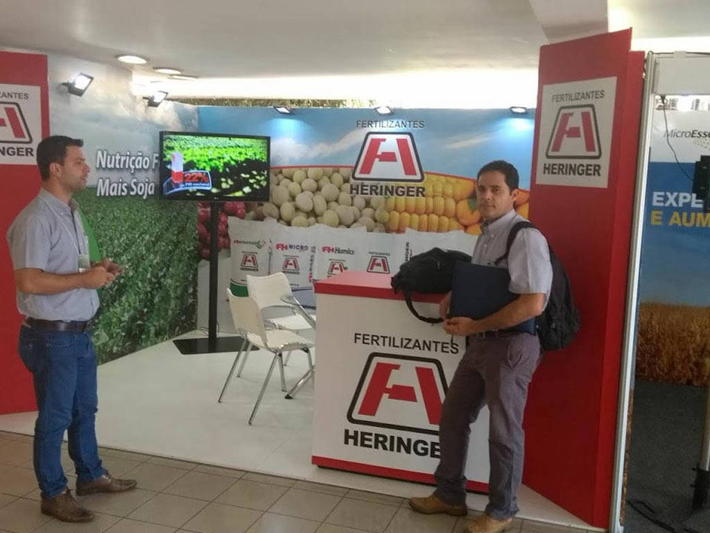 Montagem Construída 1 - Estande 100% personalizado em madeira