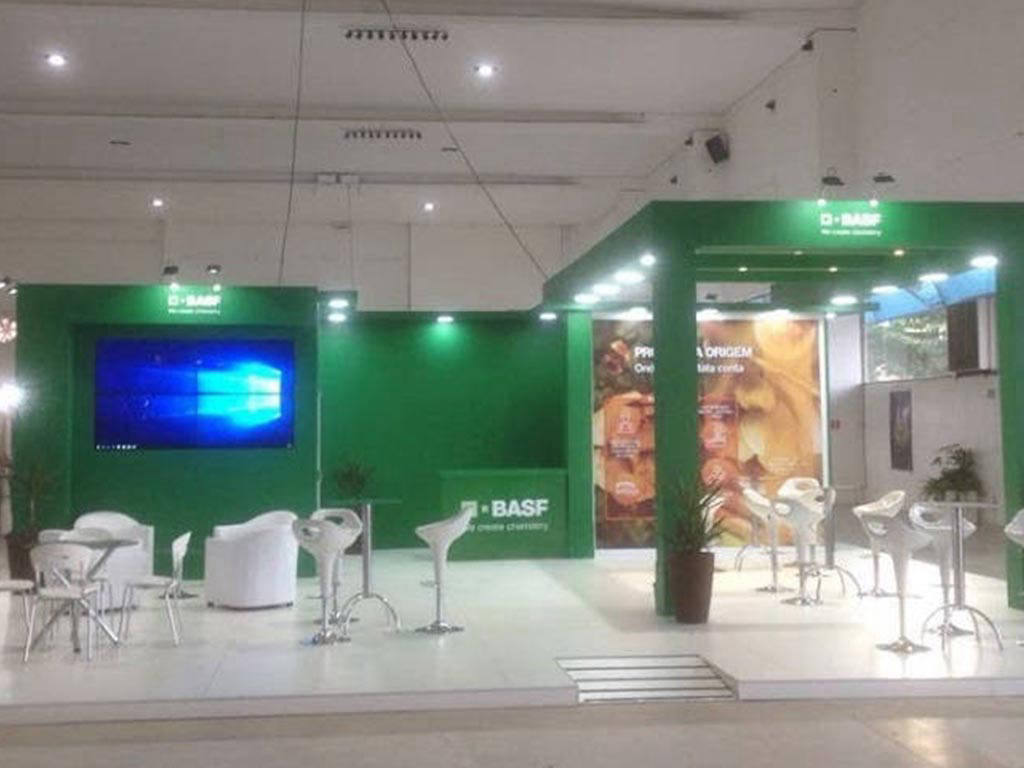 Montagem Construída 4 - Estande 100% personalizado em madeira