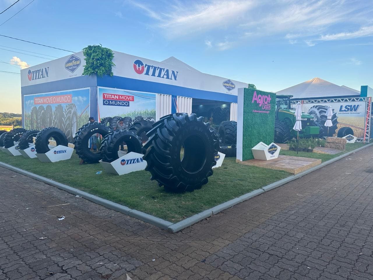 Estandes modernos em feira de negócios - AMBV Estandes especialista em projetos para feiras e congressos